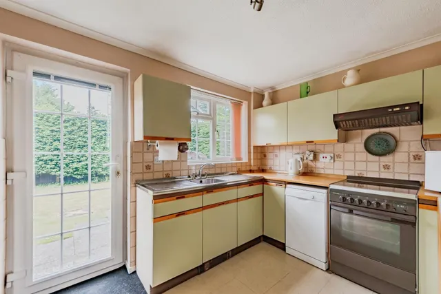 Birchwood Close, Horley, RH6, photo 3