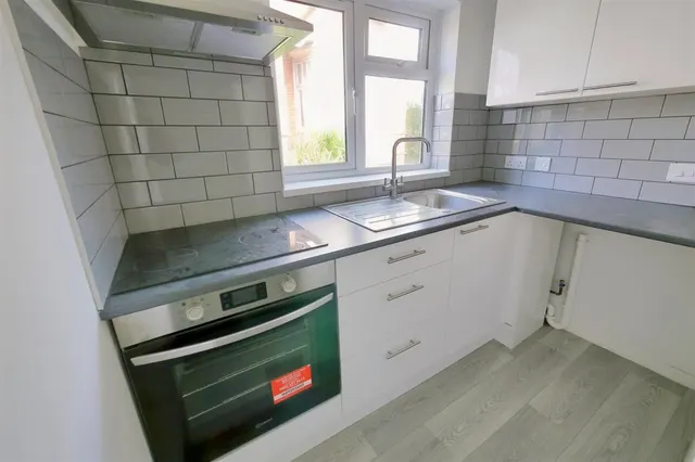 Beccles Road, BN11, photo 3