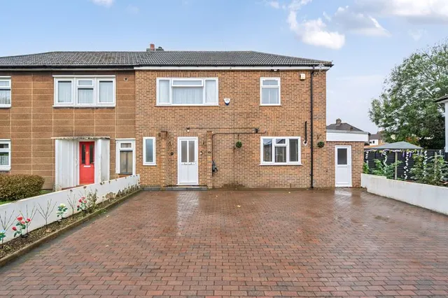 Downland Close, Coulsdon CR5 2QH, photo 1