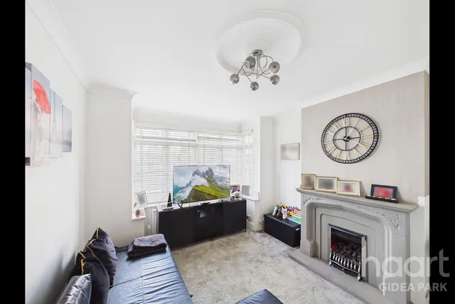 Heath Park Road, Gidea Park, RM2, photo 2