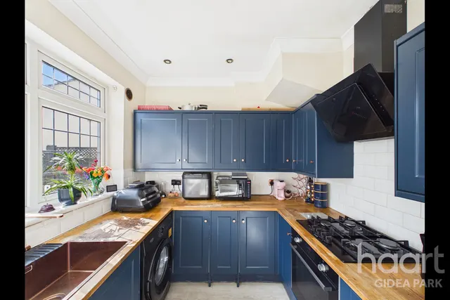 Heath Park Road, Gidea Park, RM2, photo 3