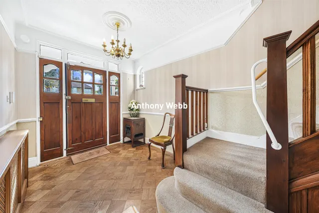 Bourne Hill, Palmers Green, N13, photo 3