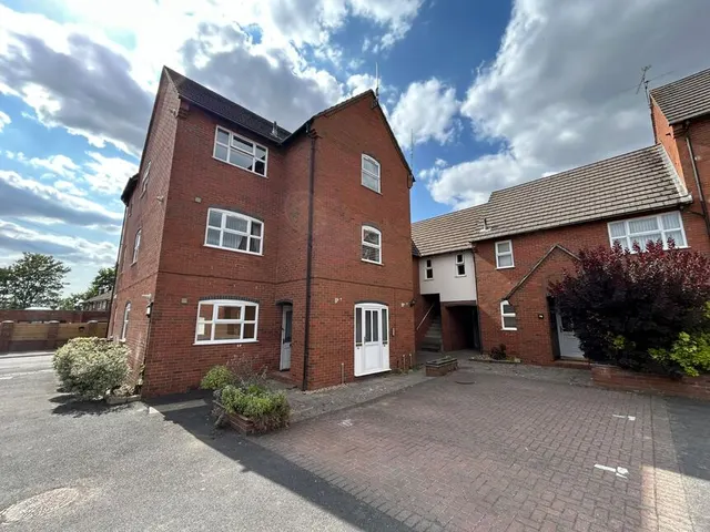 2 bedroom flat — Elmdene Road, Kenilworth, Warwickshire, CV8