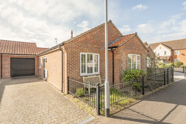Ainsworth Road, Holt, photo 1