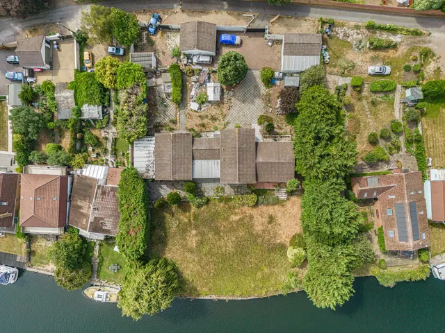 Riverside, Staines-upon-Thames, TW18, photo 3