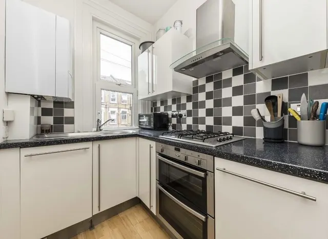 Photo 3 — Tremadoc Road, Clapham, SW4