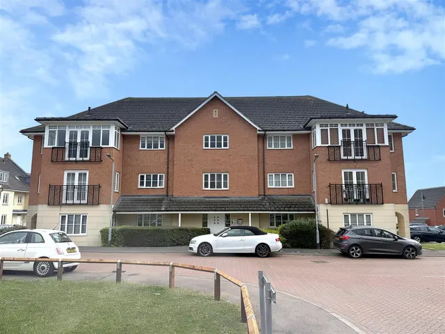 St. Crispin Crescent, Duston, photo 1