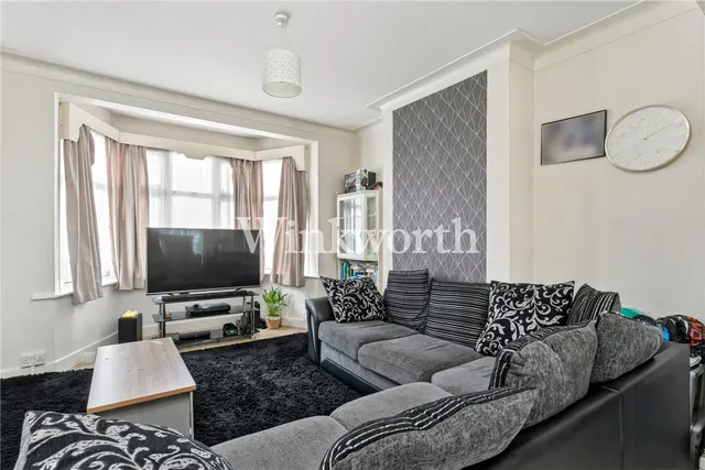 The Larches, London, N13, photo 1