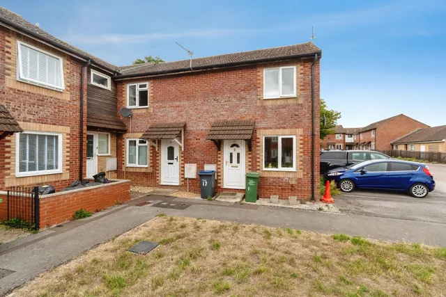 Hewlett Close, Chippenham, photo 1