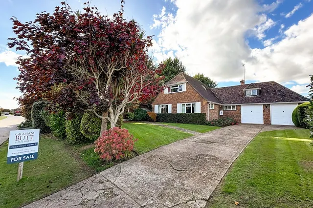 Rustington, BN16, photo 1