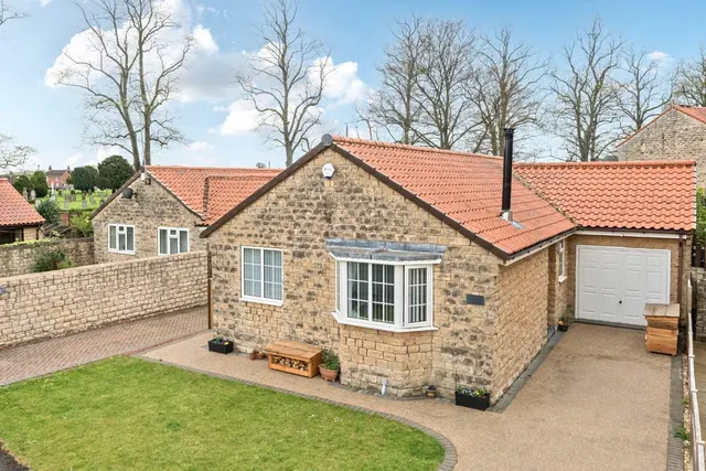 Cedar Drive, Tadcaster, LS24, photo 1