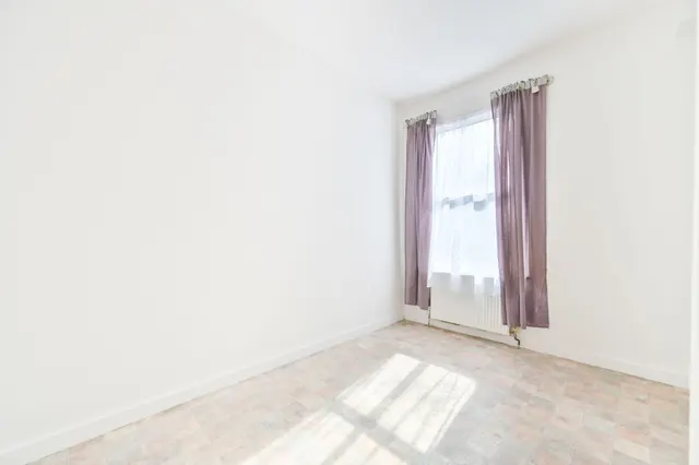Photo 3 — 81a Villiers Road, London