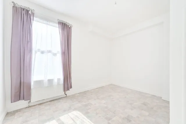 Photo 2 — 81a Villiers Road, London