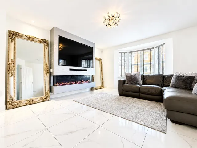 Photo 2 — Rosehall Crescent, Uddingston, Glasgow, G71 7FQ