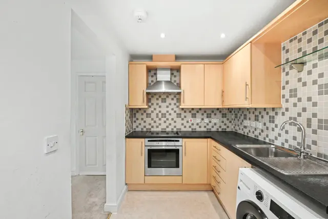 Photo 3 — 168 Queensway, Hemel Hempstead, Hertfordshire, HP2 5FX
