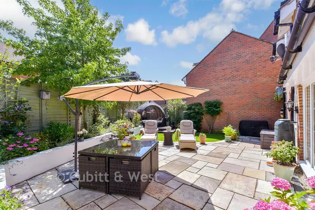 Heydon Way, Broadbridge Heath, RH12, photo 2