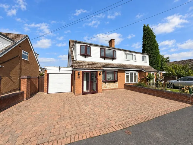 Leesway Drive, Denton, M34, photo 1