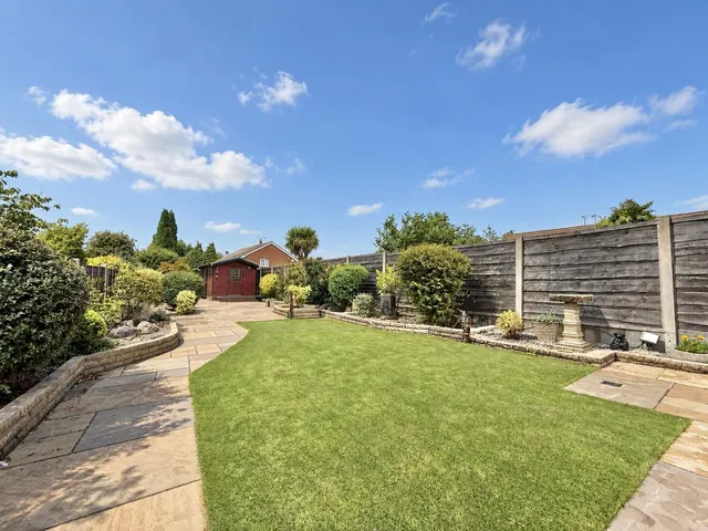 Leesway Drive, Denton, M34, photo 3