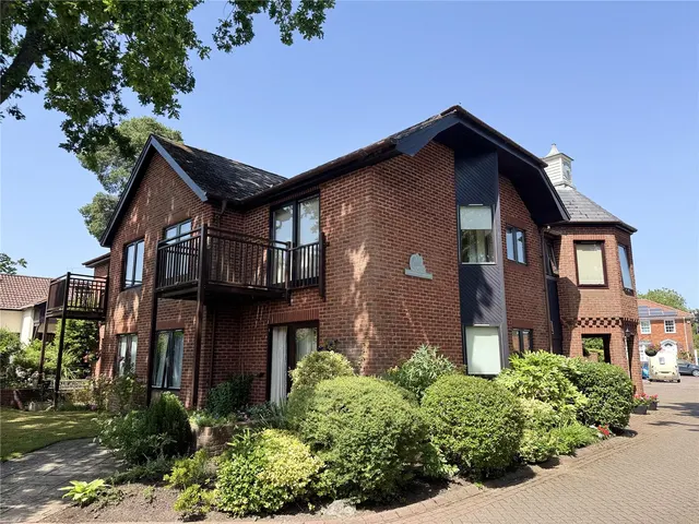 Hartford Court, Hartley Wintney, Hampshire, RG27 8PQ, photo 1