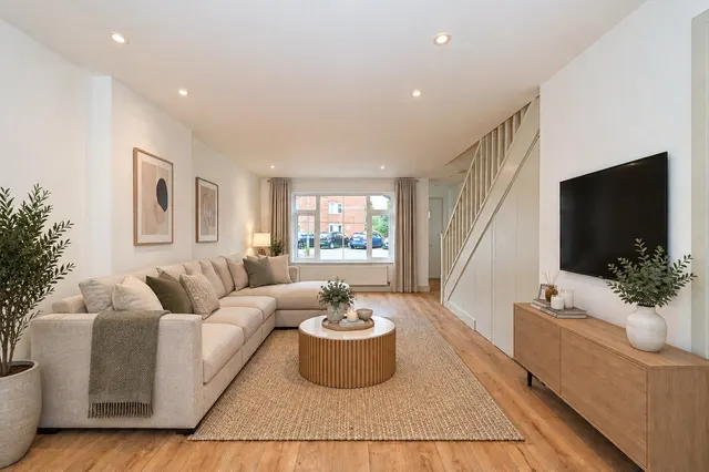 Farm Road, Esher, KT10, photo 1