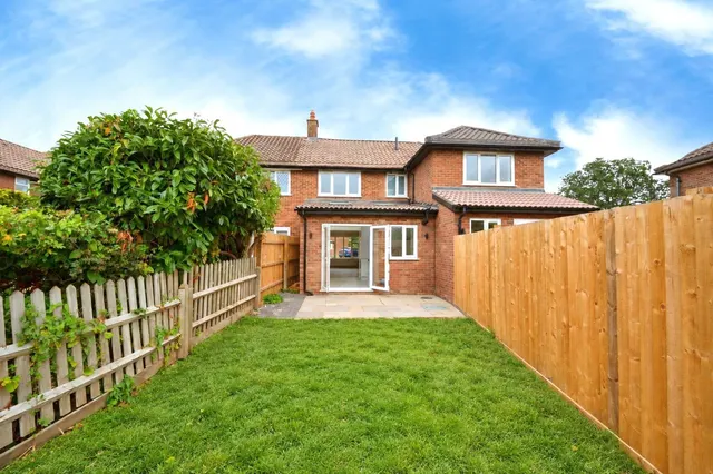 Farm Road, Esher, KT10, photo 3