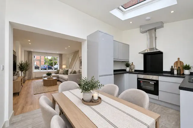 Farm Road, Esher, KT10, photo 2