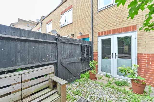 Photo 2 — 4a Robert Burns Mews, London