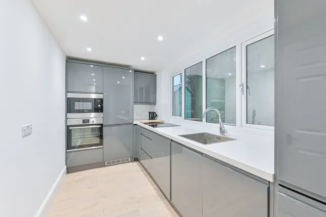 4a Robert Burns Mews, London, photo 1