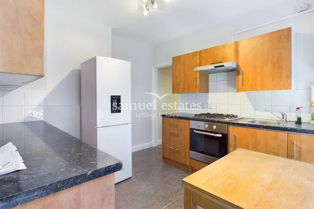 Colliers Wood, London, SW19, photo 2