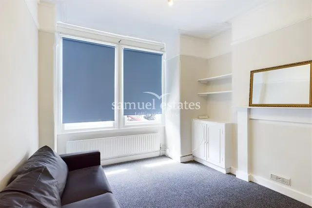 2 bedroom flat, Colliers Wood, London, SW19