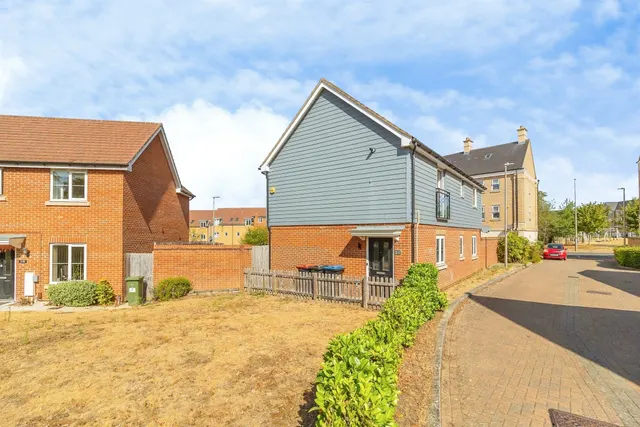 Hopcrofts Meadow, Redhouse Park, MILTON KEYNES, photo 1