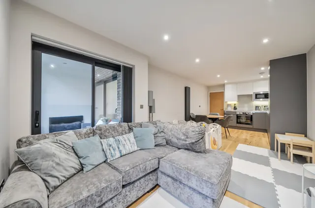 Haydn Avenue, Purley CR8 4AG, photo 1