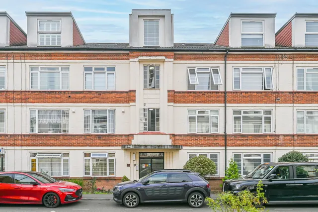 Brentford, TW8, photo 1