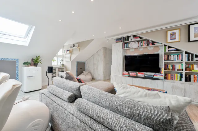 Brentford, TW8, photo 3