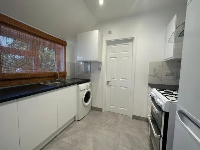 The Crescent, Slough, SL1, photo 3