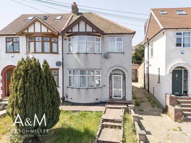 Roding Lane North, Woodford Green, Essex, IG88LJ, photo 1
