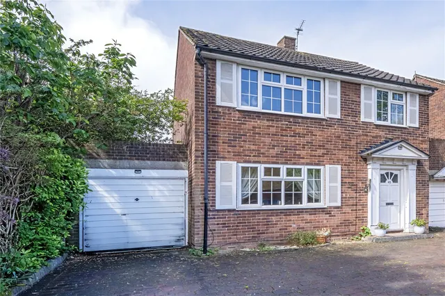 Kenton Avenue, Sunbury, TW16 5AS, photo 1
