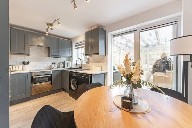 Photo 3 — Armscote Grove, Hatton Park, Warwick, CV35 7TP