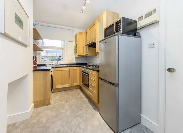 Photo 2 — Hoyle Road, Tooting, SW17