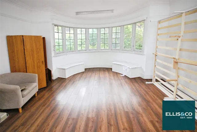Finchley Road, Golders Green, NW11, photo 2