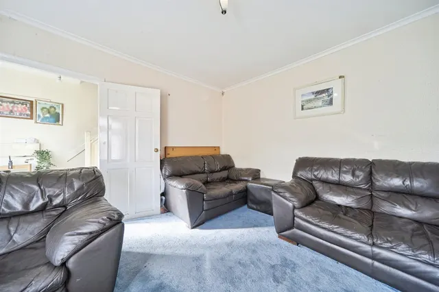 Photo 2 — Greenlea Avenue, Yeadon, Leeds