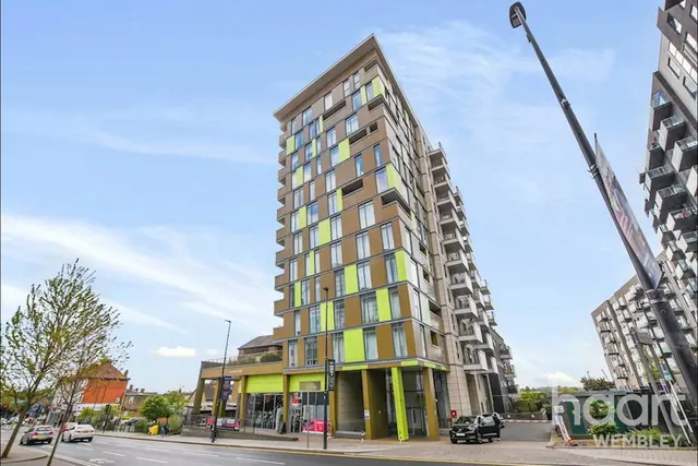 High Road, Wembley, HA9, photo 1