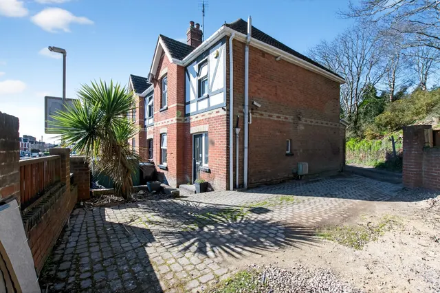 Salterns Road, Poole, BH14, photo 1