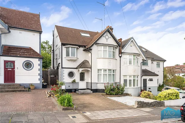Bramber Road, London, N12, photo 1