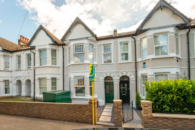 3 Ravensbury Terrace, London, photo 1