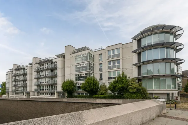 47 Phoenix Way, The Trinity, London, photo 1