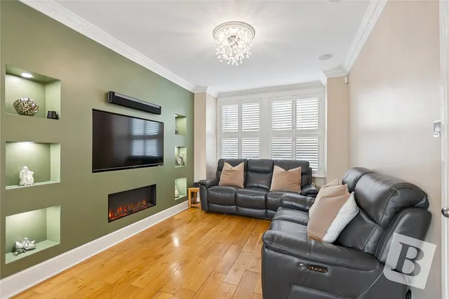 Whalebone Avenue, Chadwell Heath, RM6, photo 2