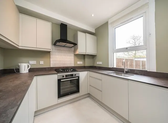 Faversham Road, SE6, photo 2