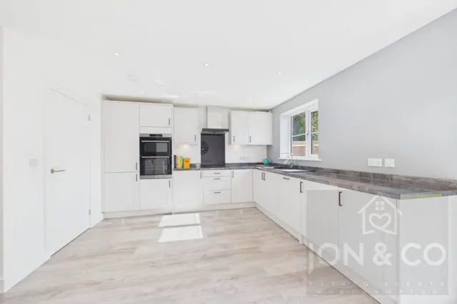 Wellingborough Road, Little Harrowden, NN9, photo 2