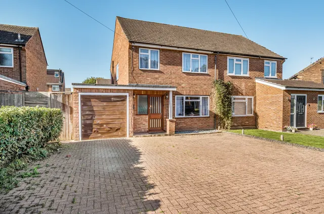 White Acres Road, Mytchett, Camberley, Surrey, GU16 6JJ, photo 1